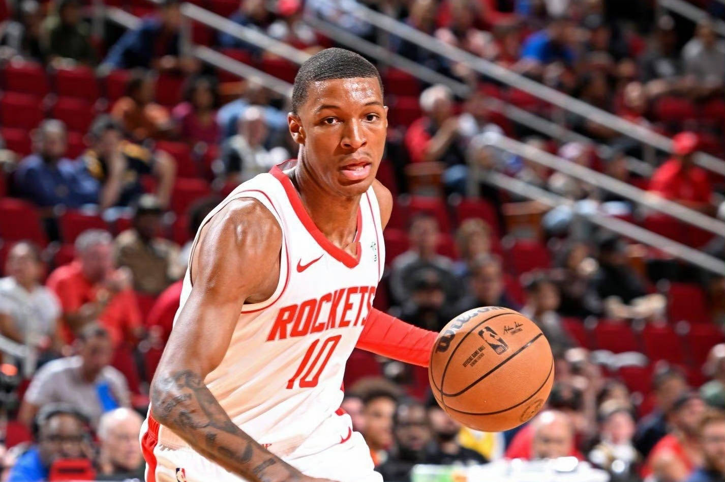 鹈鹕横扫广东队,范弗利特点燃赛场 鹈鹕横扫广东队,范弗利特点燃赛场