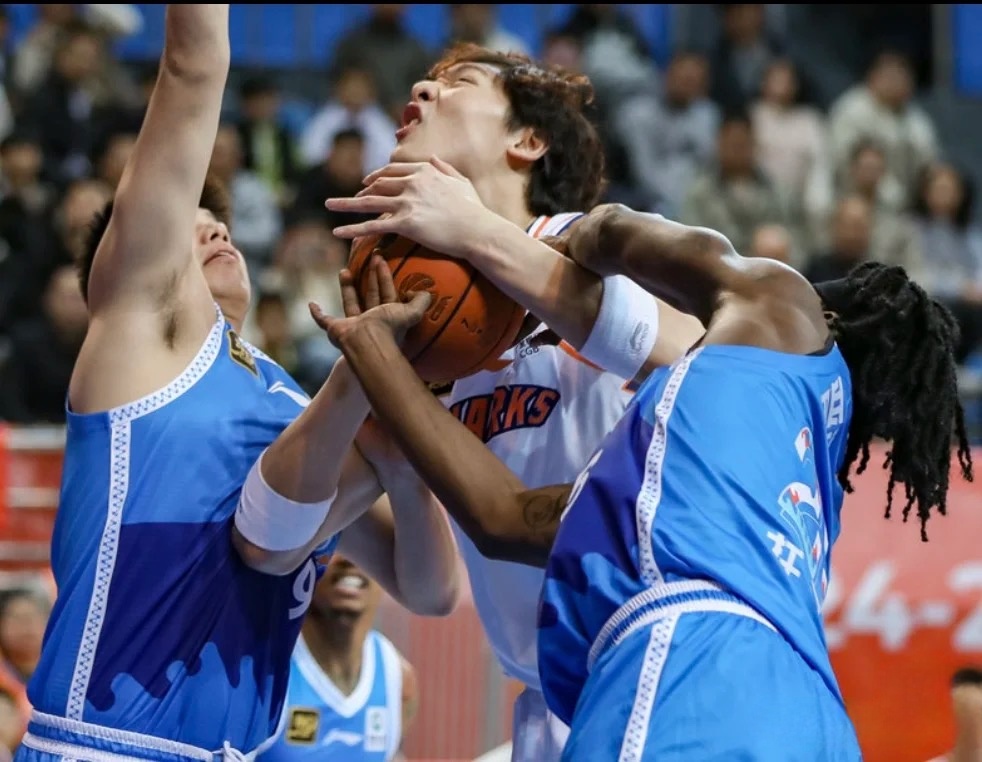 热火险胜上海队,字母哥点燃赛场 热火险胜上海队,字母哥点燃赛场