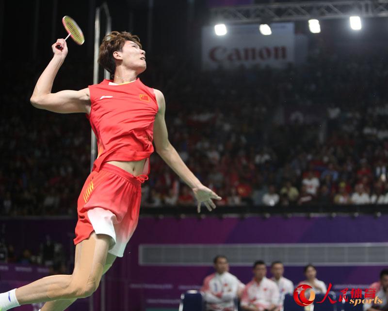 印尼羽毛球队鏖战英格兰羽毛球队，马琳三分雨点燃全场