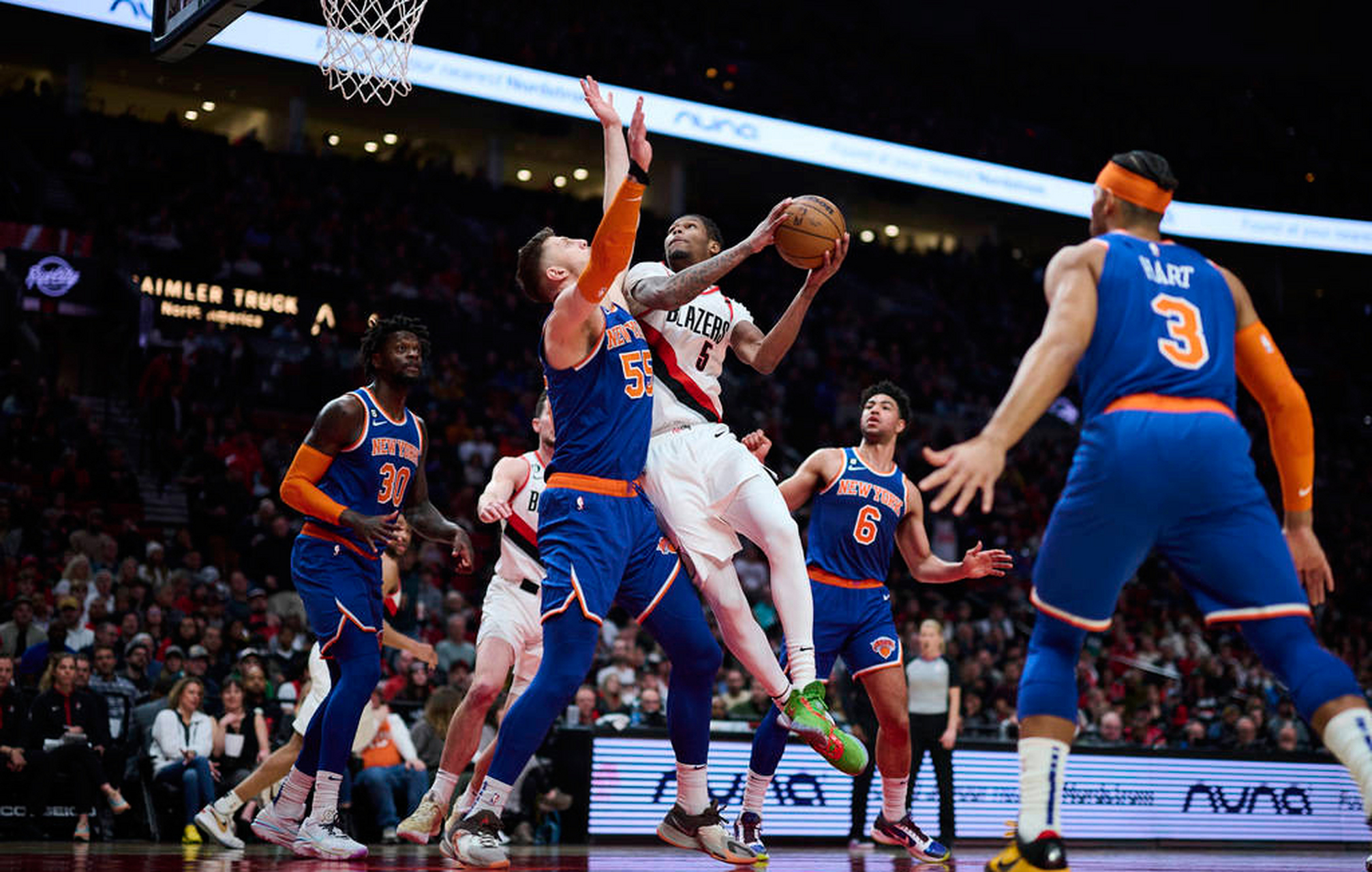 开拓者主教练为球队制定新战术备战