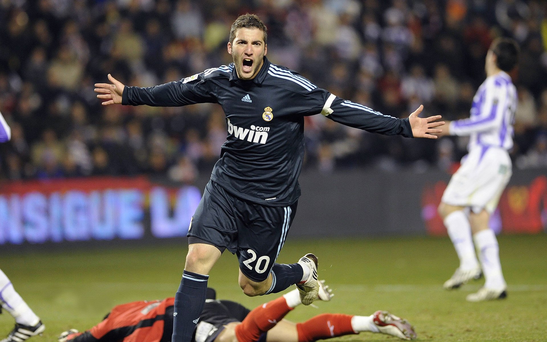 卡塔尔险胜中国，德里赫特关键回合不手软，亚洲杯生死战见证新星崛起